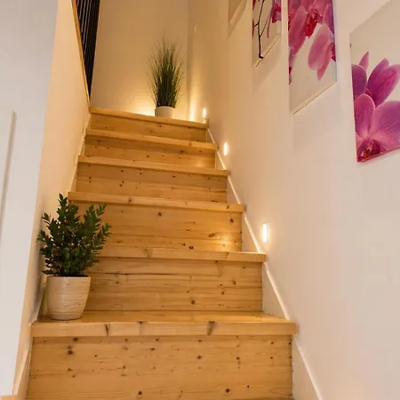 Designer Loft In Heart Of דירה *